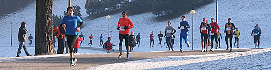 Ein richtiger Winterlauf mit Schnee am Wegesrand... (Foto: Martin Schmitz)
